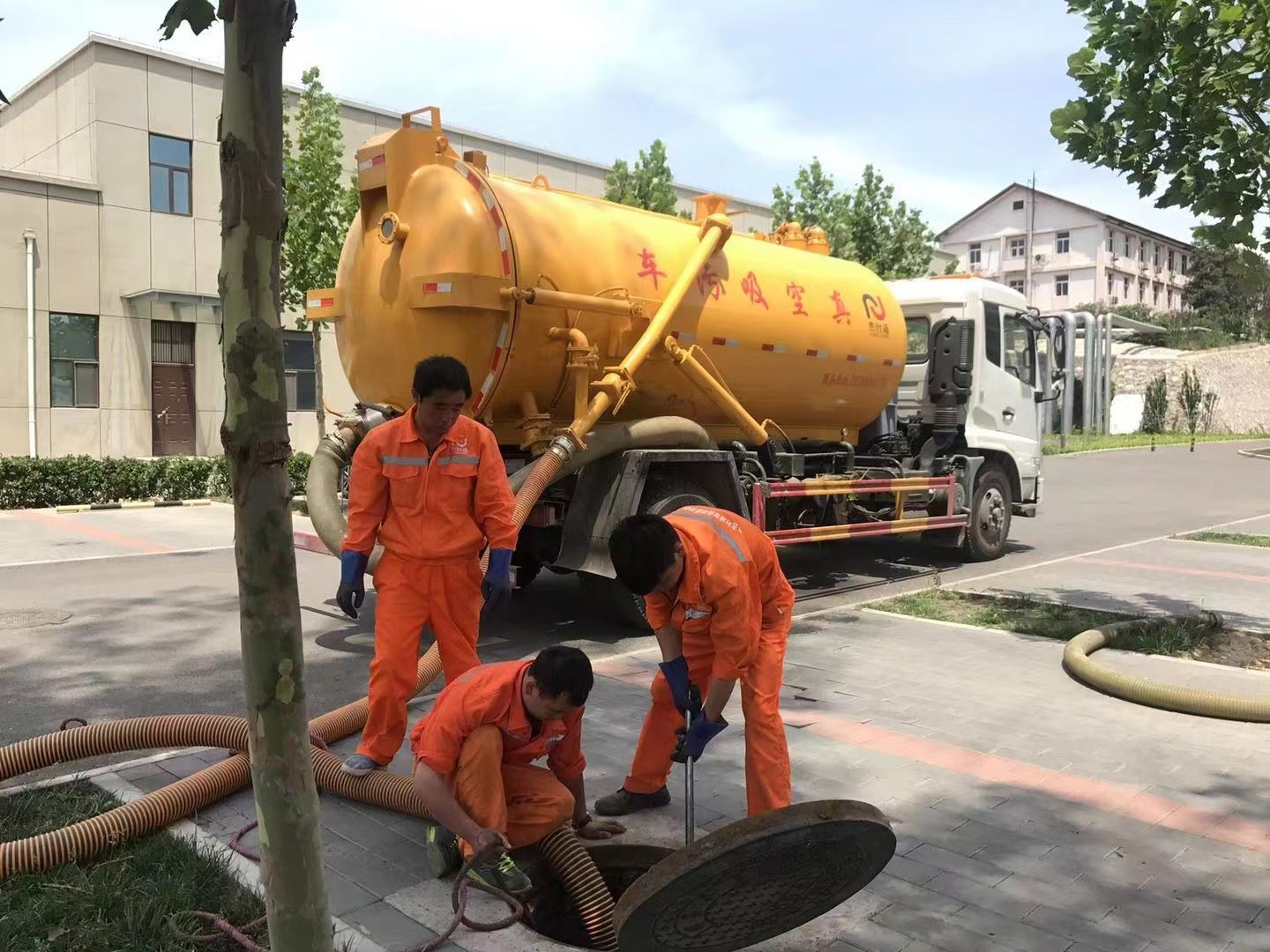 边坝化粪池清理与5-8吨吸粪车施工效率分析